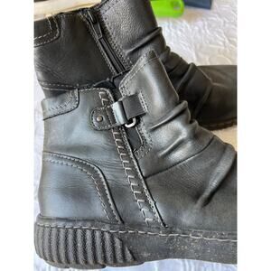 Women's Clark's black leather booties, sz 7 ankle‎ zip ruched